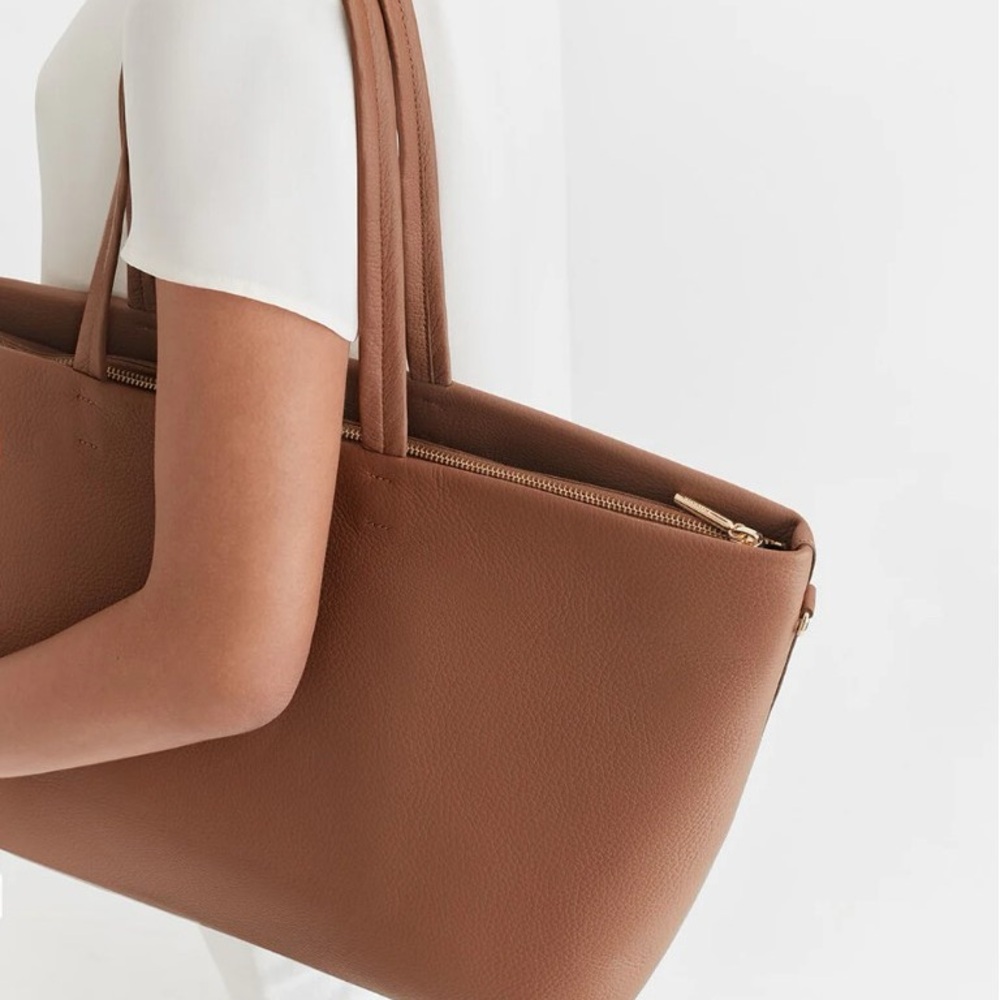 Cuyana Classic Easy Zipper Tote - Picture 2 of 9
